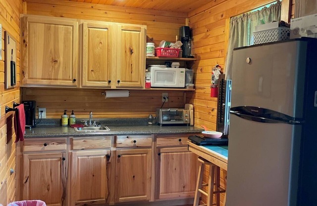Charming Rustic Cottage in the Heart of Laurel Highlands, PA Escape to this cozy, rustic retreat nestled in the stunning Laurel Highlands of Pennsylvania & Deer Creek Winery, where nature meets comfort & taste. Perfect for a weekend getaway or a