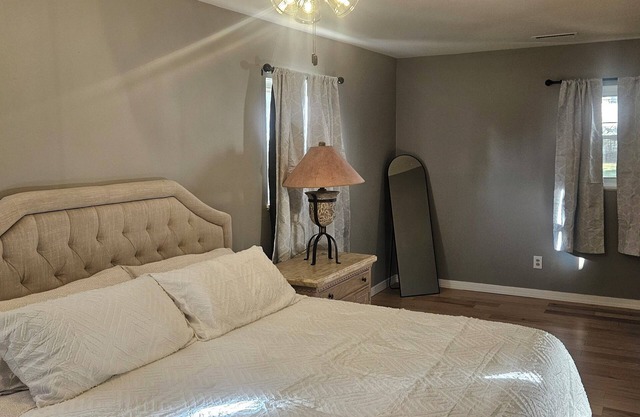 Charming Salem Getaway – Comfortable, Convenient, and Close to It All