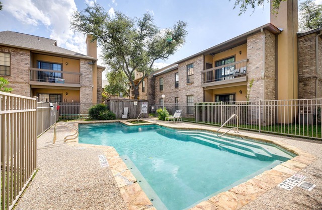 Charming San Antonio Condo w/Pool & Hot Tub!