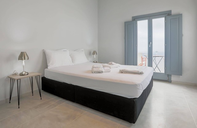 Charming Santorini Villa | 1 Bedroom | Deluxe Room | Wonderful Caldera Sea.