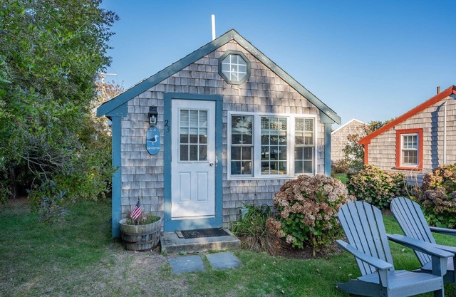 Charming SeaGills Rest Cottage Steps from Nantucket Sound