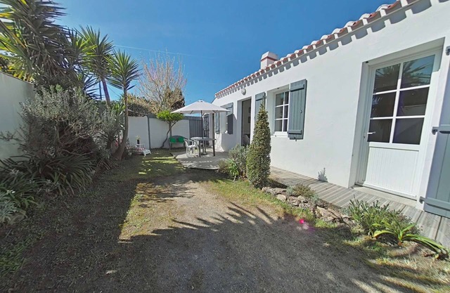 Charming Seaside House, 3 Bedrooms, 250m from Beach, Private Garden, Terrace, Bike Garage