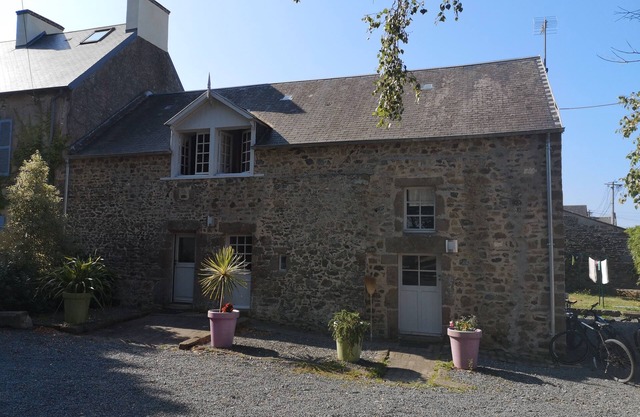 Charming semi-detached stone house, close to the sea and golf