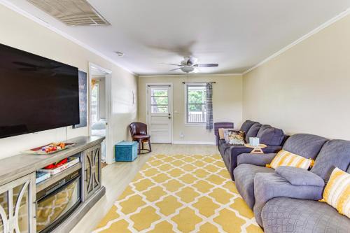 Charming Shallotte Home about 4 Mi to Ocean Isle Beach