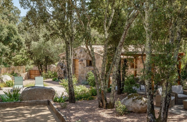 Charming sheepfold, heated swimming pool, landscaped Mediterranean garden