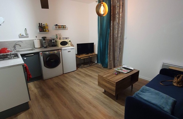 CHARMING SMALL F1 IN TOWN CENTER WITH TERRACE