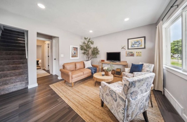 Charming & Spacious 3 bedroom 2.5 bath w fire pit in back yard and king bed