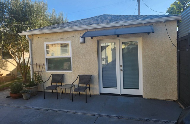 Charming, spacious 1-bedroom home with luxurious amenities in LA's west side