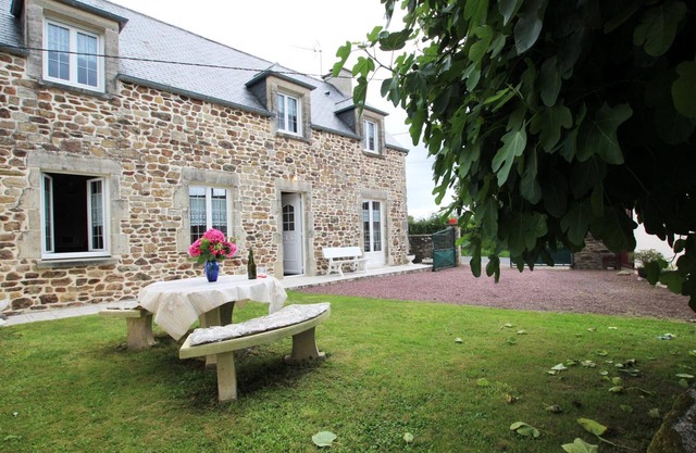 Charming Stone House Near D-Day Beaches - Enclosed Garden, WiFi, Pet-Friendly, Sleeps 6