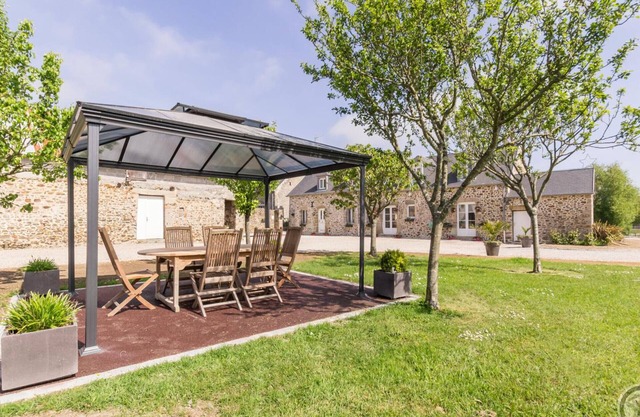 Charming Stone Cottage with Private Courtyard, Fishing Pond, and Near the Beach