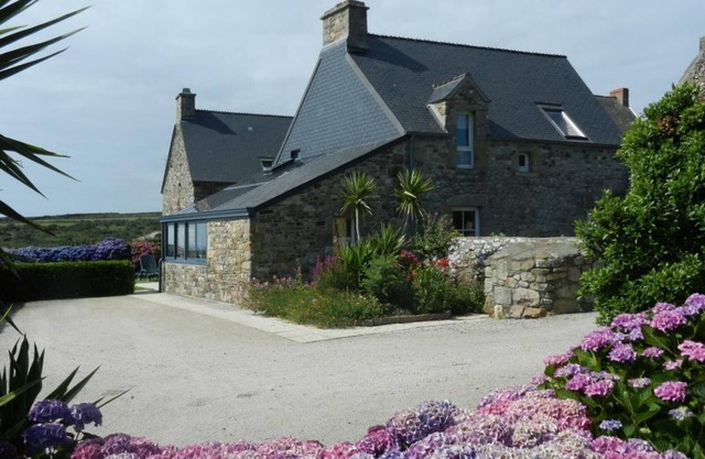 Charming stone house with garden and wifi, near the sea