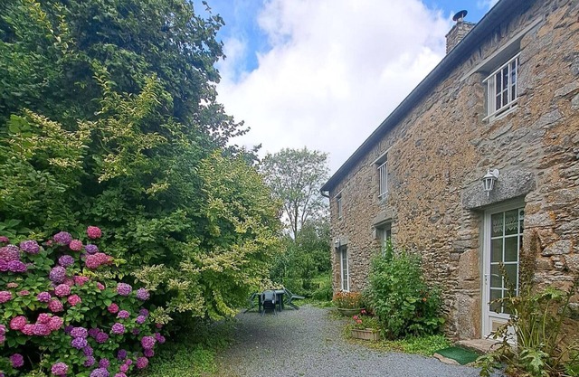 Charming Stone House with Enclosed Garden, Near Beaches, Pet-Friendly, WiFi, and Optional Services