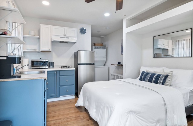 Charming studio-bungalow in Modesto with WiFi, AC. Near Hospitals & Downtown