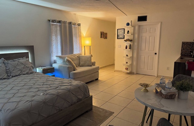 Charming studio in fabulous Hialeah with AC, WiFi