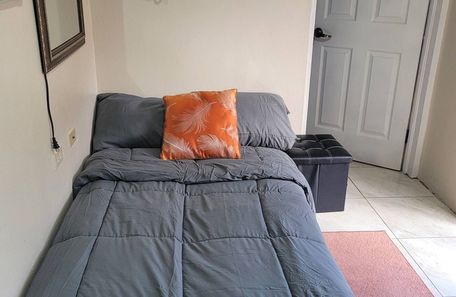 Charming studio in Mandeville for a relaxing getaway. Likle but wi tallawah