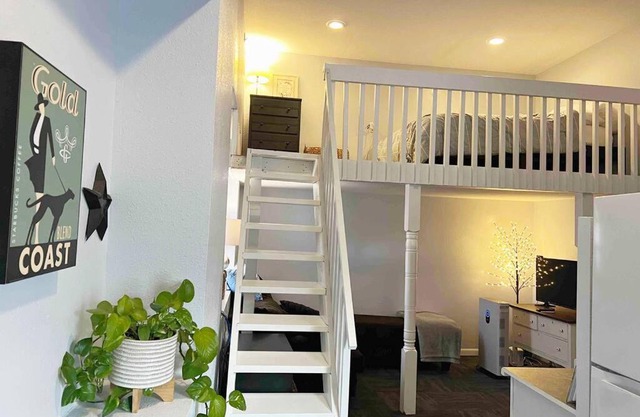 Charming studio apt with loft in downtown RLF.