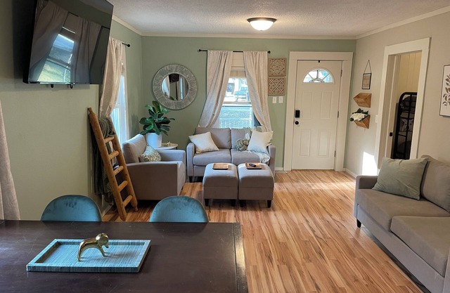 Charming & Stylish 2-bedroom house with free WiFi in Winfield