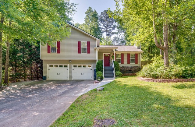 Charming Temple Home: Sunroom & Private Backyard!
