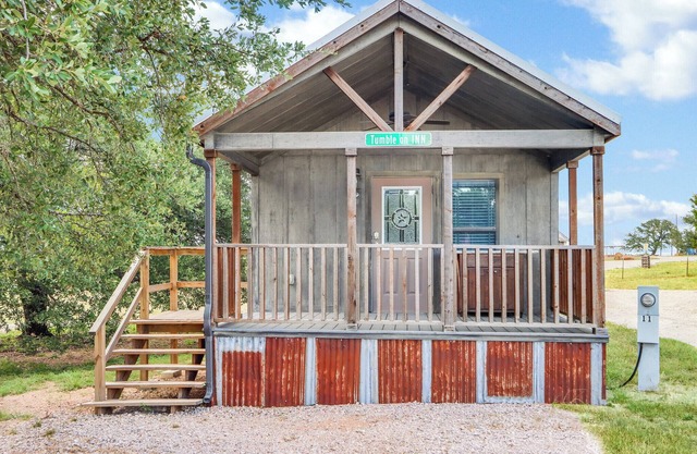 Charming Tiny House Near Lake & Springs