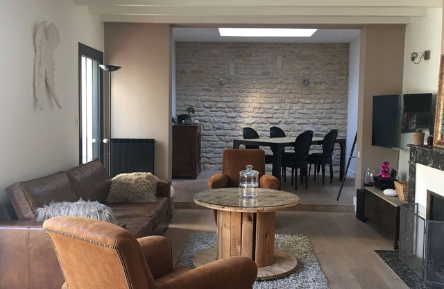 Charming Townhouse of 130 m2 With Patio of 40m2 - 10 min Walk From the Center