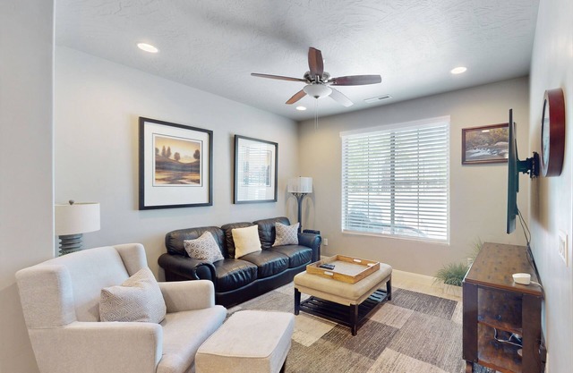 Charming townhouse w/shared pool & hot tub, private W/D, free WiFi