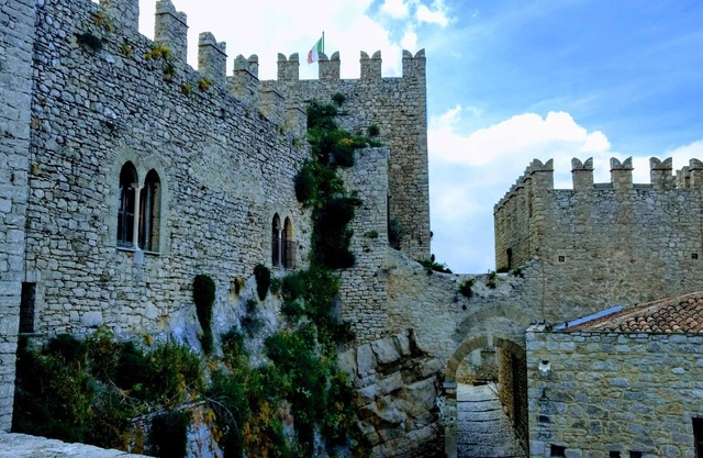 Charming townhouse with garden surrounded by medieval history!