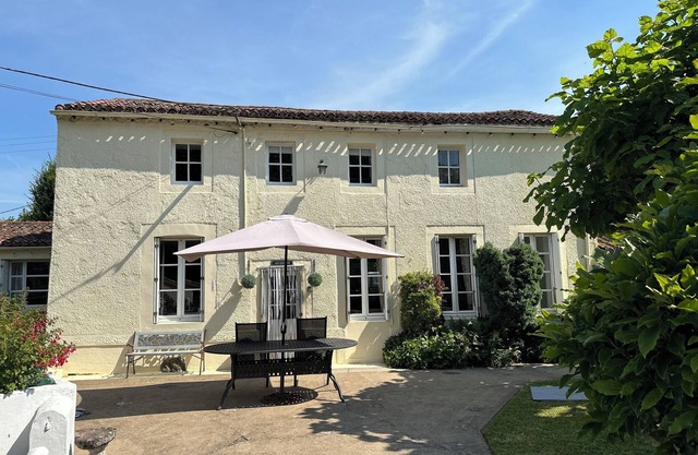 Charming ,Traditional Country Farmhouse with swimming pool, 26 miles Puy Du Fou