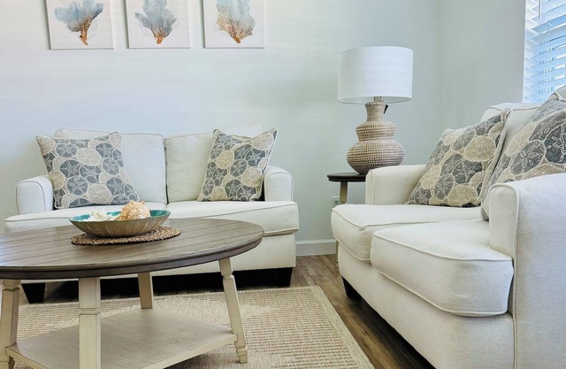 Charming Vacation Home close to Yacht Club Beach