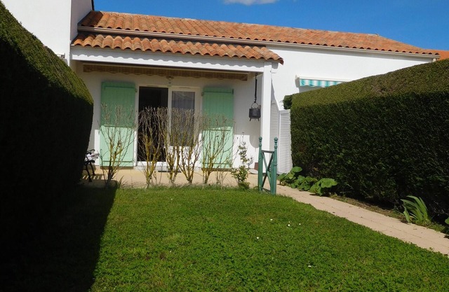 Charming Vendean Maisonette with Private Pool, Near Beach and Shops