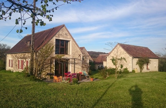 Charming very quiet hamlet with beautiful view and large swimming pool