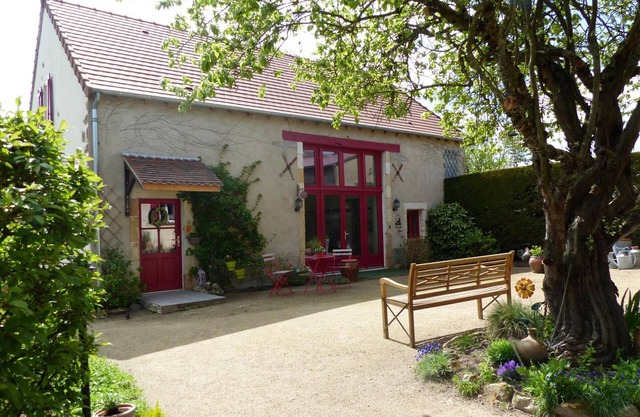 Charming Village Getaway: Renovated Barn, Accessible, Garden, Near Scenic Walks & Attractions