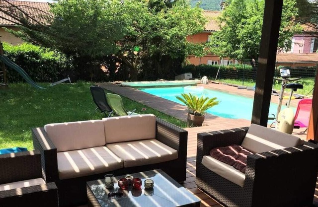 Charming villa with garden, private swimming pool and air conditioning near Lyon and the Saône river.