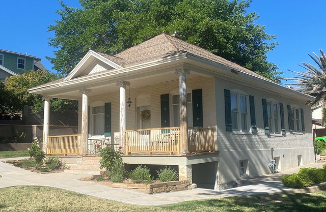 Charming Victorian Cottage - historic district. Nice view, quiet neighborhood.