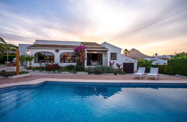 Charming villa 3 Bedrooms, Private Pool, BBQ, Wifi, Airco, 5 min to beach