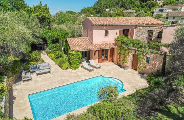 Charming villa walking distance to Valbonne village