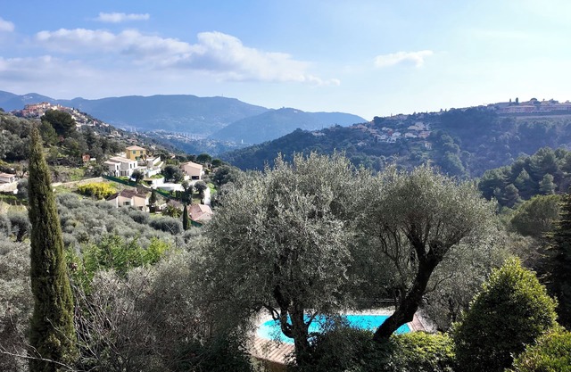 Charming villa with panoramic views in the hills above Nice