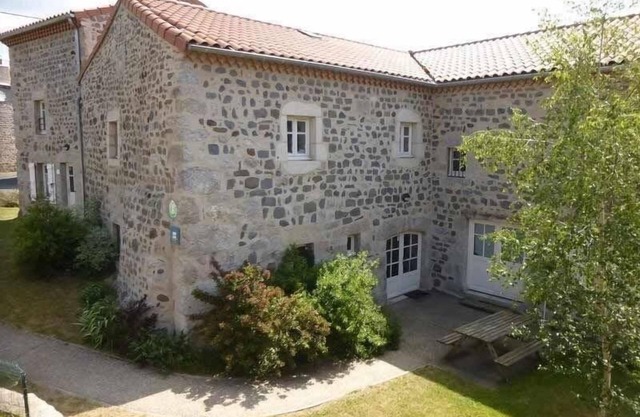 Charming Village Farmhouse Sleeps 8 – Near Allier Gorges & Pradelles