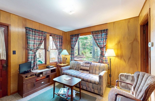 Charming waterfront cottage with shared firepit, canoe, paddlebaot & docks