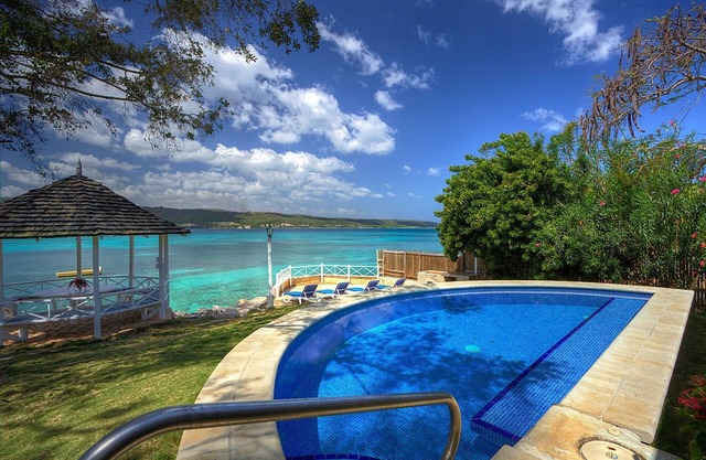 Charming Waterfront Cottage 4 bdrm Pool Staff Beach Access