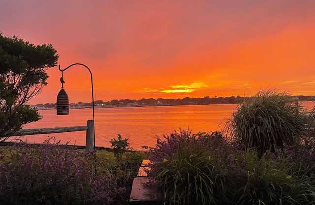 Charming Waterfront Island Bungalow with DOCK in Narragansett!