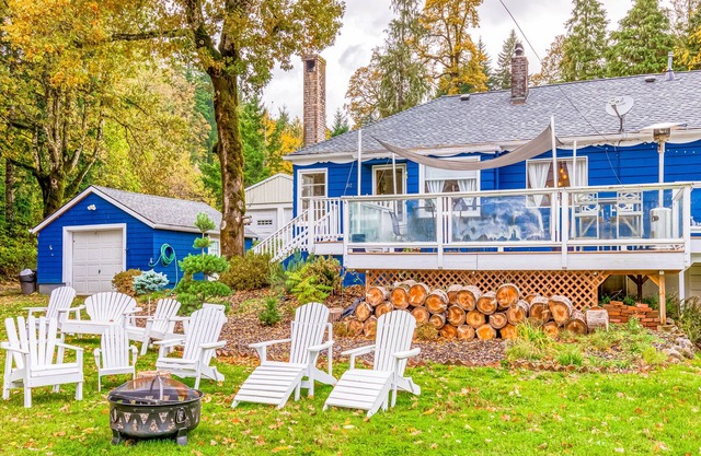 Charming waterfront home with hot tub & WiFi - across from Rock Cove