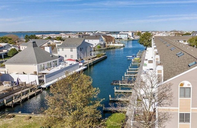 Charming Waterfront Retreat with pool & short stroll to beach!