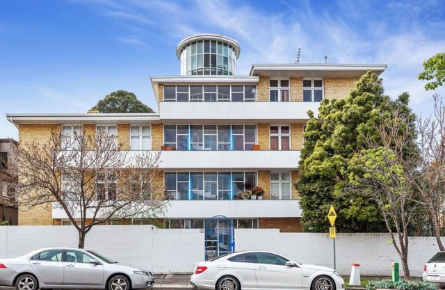 Charming, well priced, recently renovated 1-bedroom deco apartment in Toorak