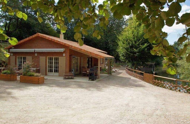 Charming wooden house for a nature stay close to the Marais Poitevin