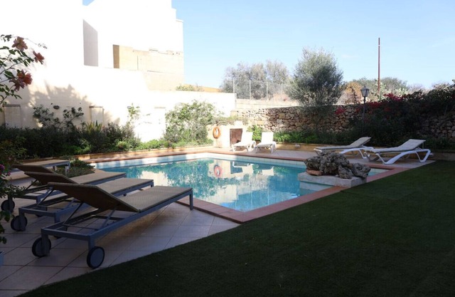Charming Xagħra Farmhouse: Pool, Garden & Spacious