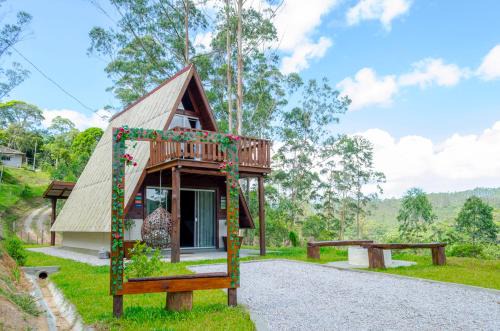 Charmoso chale no campo com vista para a natureza