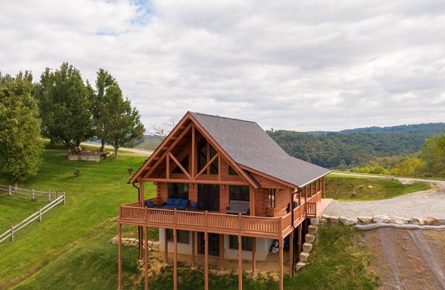 Chasing Clouds Cabin - year round views, river access