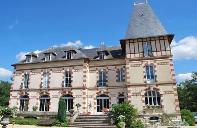 Chateau 150kms south of Paris for 15 people