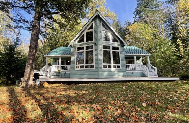 Château Baring Riverfront House with hot tub, EV, near Stevens Pass and hiking!