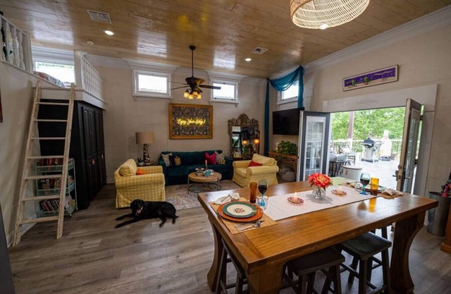 Chateau Royale, 5 STARS Havin Fun On Da Bayou, Downtown, 2BRM-2BATH+LOFT & Huge Deck! Pet Friendly!
